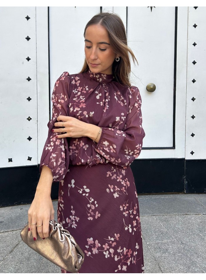 Tenue d'invité avec imprimé marron et tissu pailleté