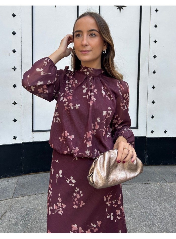 Tenue d'invité avec imprimé marron et tissu...