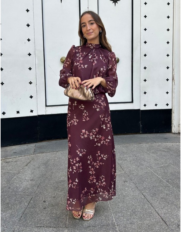 Conjunto para invitada con estampado marrón y tejido de brillo 2