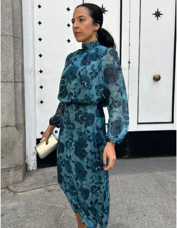 Conjunto para invitada con estampado azul y tejido de brillo