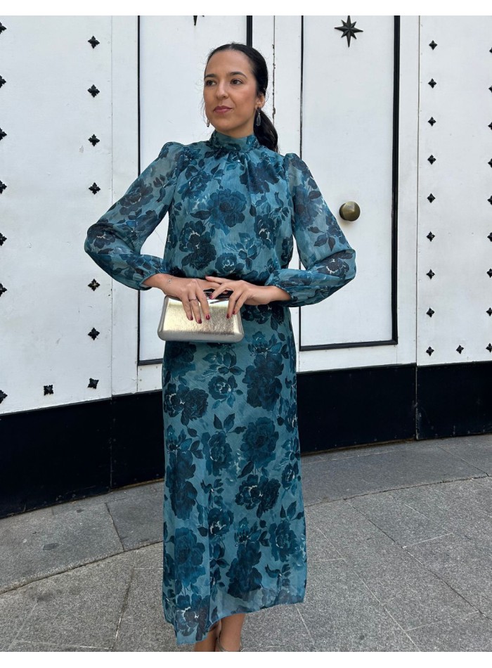 Conjunto para invitada con estampado azul y tejido de brillo elegante