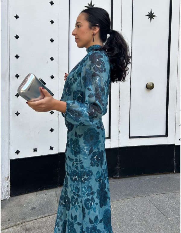 Conjunto para invitada con estampado azul y tejido de brillo 2
