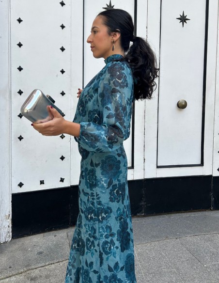 Conjunto para invitada con estampado azul y tejido de brillo