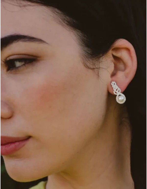 Silver earrings with intertwined zirconia and central pearl 2