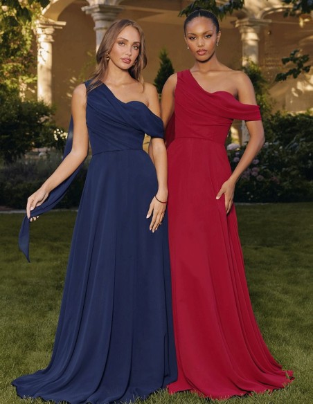 Robe de soirée longue avec encolure asymétrique et manches cape