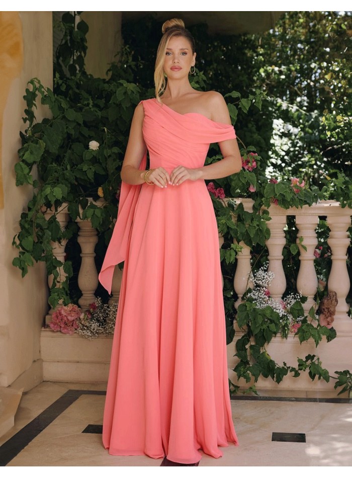 Robe de soirée longue avec encolure asymétrique...