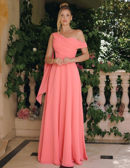 Robe de soirée longue avec encolure asymétrique et manches cape