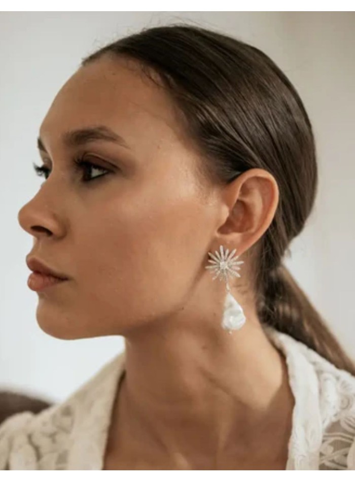 Pendientes largos de plata con diseño de estrella y perla barroca