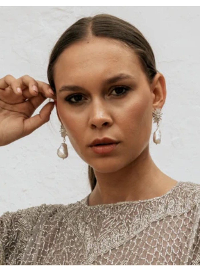 Pendientes largos de plata con diseño de estrella y perla barroca