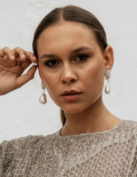 Pendientes largos de plata con diseño de estrella y perla barroca Pendientes largos de plata con diseño de estrella y perla barroca