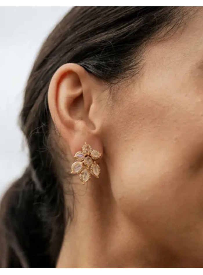 Pendientes con diseño de flor con perlas y circonitas