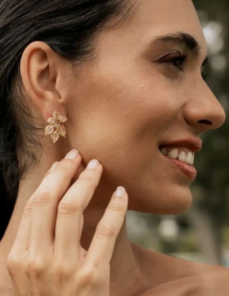 Pendientes con diseño de flor con perlas y circonitas Pendientes con diseño de flor con perlas y circonitas