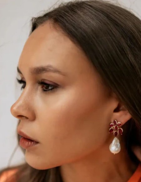 Earrings with flower design with stones and pearls