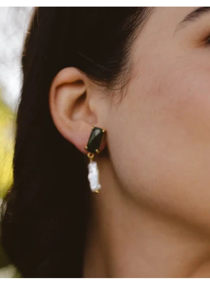 Earrings with faceted green stone and baroque...