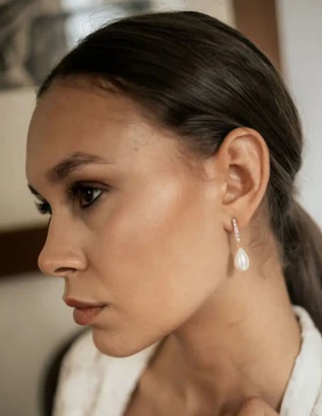 Long earrings with row of zirconia and pearls