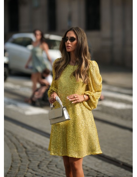 Vestido corto de lentejuelas con manga abullonada