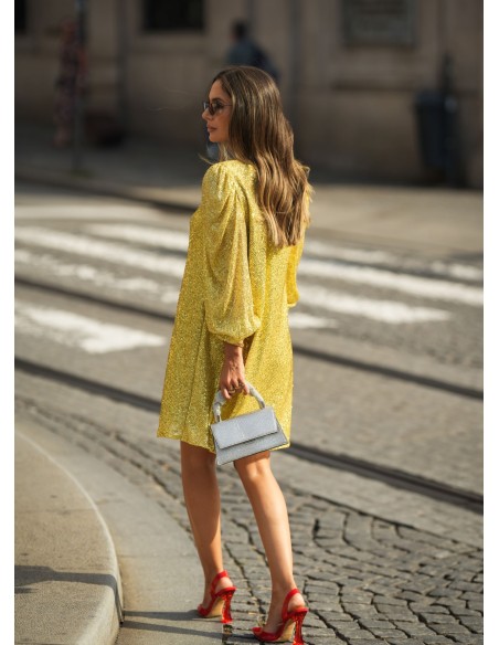 Robe courte à paillettes avec manches bouffantes