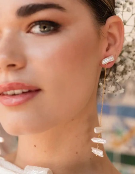 Pendientes largos con cadena y perlas irregulares Pendientes largos con cadena y perlas irregulares