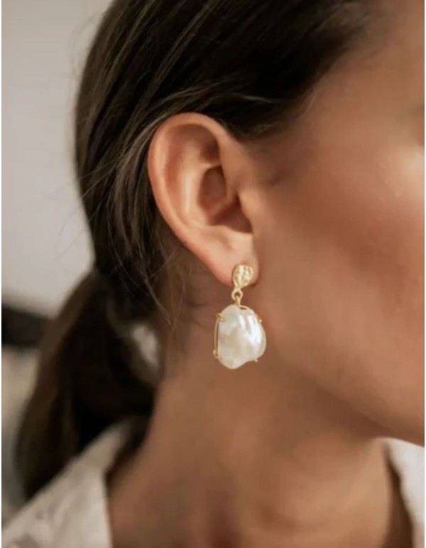 Earrings with baroque pearl on golden base 2