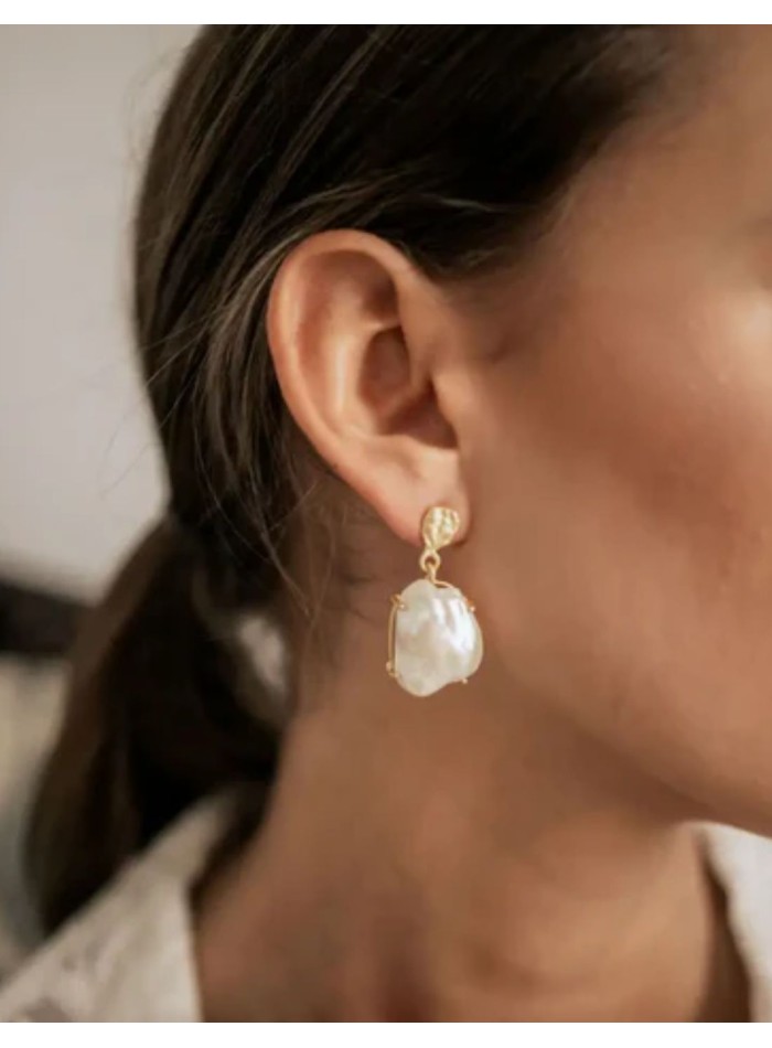 Earrings with baroque pearl on golden base