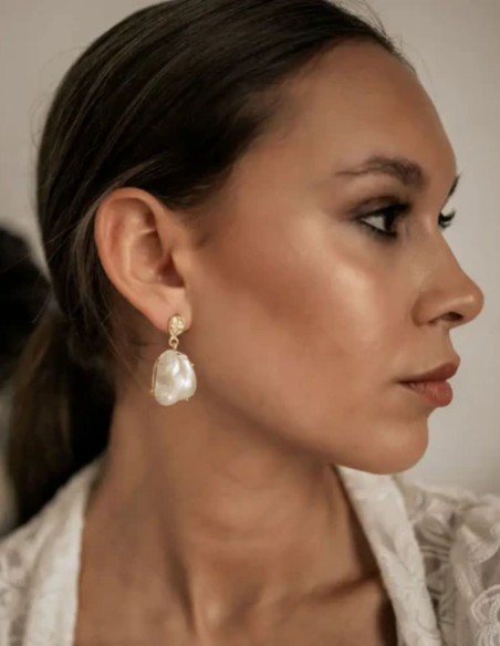 Earrings with baroque pearl on golden base