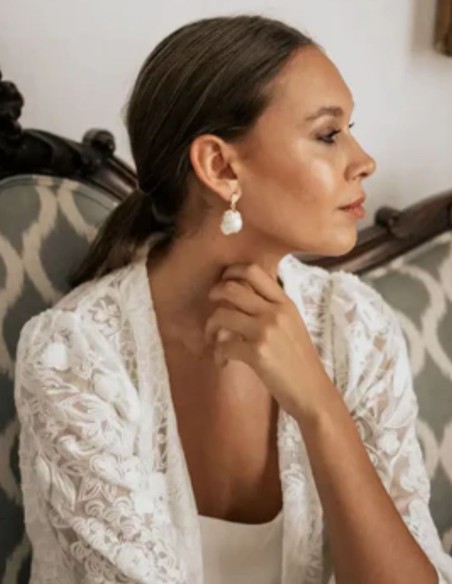 Pendientes con perla barroca sobre base dorada Pendientes con perla barroca sobre base dorada