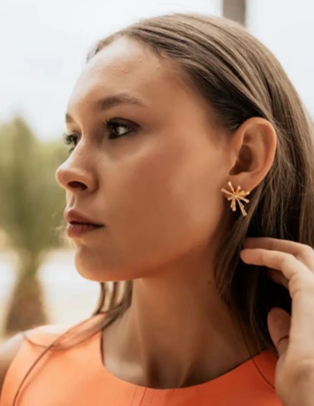 Petites boucles d'oreilles avec silhouette abstraite