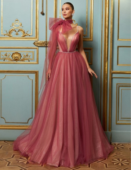 Vestido de tul rosa con corte en A y encaje bordado con pedrería Vestido de tul rosa con corte en A y encaje bordado con pedrería