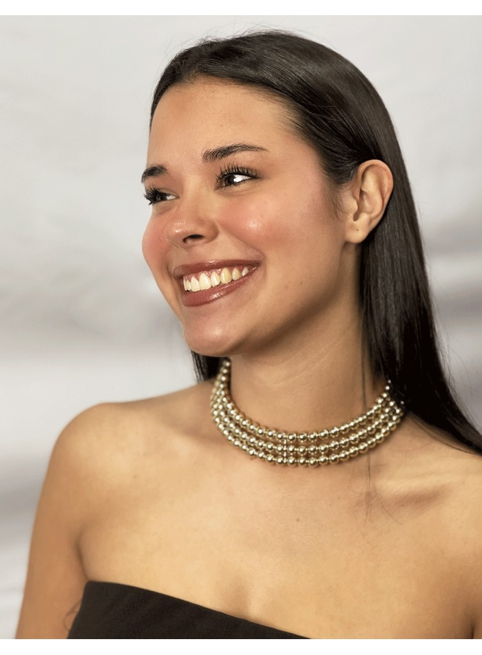 choker para invitada con 3 filas de bolitas doradas