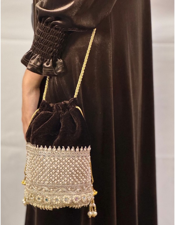 Brown velvet bonbonniere with pearls and golden details