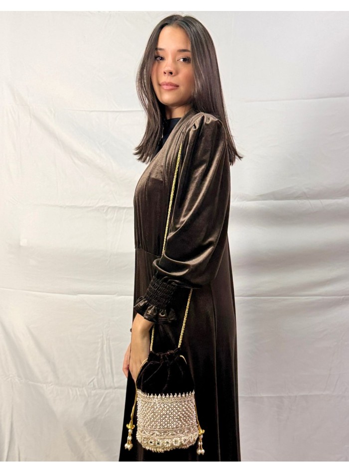 Bombonera de terciopelo marrón con perlas y detalles dorados