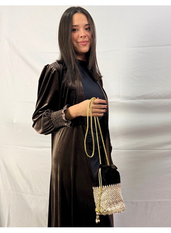 Boîte en velours marron avec perles et détails...