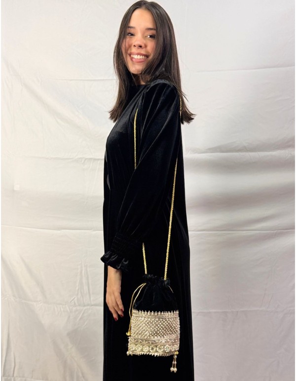 Escarpin en velours noir avec détails dorés et perlés 2