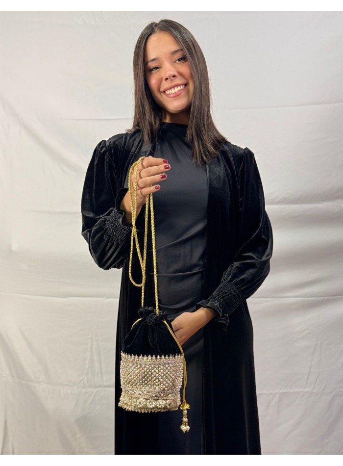 Escarpin en velours noir avec détails dorés et...