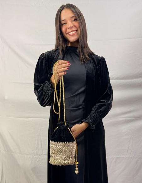 Bombonera de terciopelo negra con detalles dorados y perlas Bombonera de terciopelo negra con detalles dorados y perlas