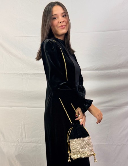 Bombonera de terciopelo negra con detalles dorados y perlas Bombonera de terciopelo negra con detalles dorados y perlas