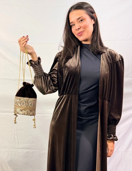 Bombonera de terciopelo marrón con detalles de perlas y pedrería para invitada Bombonera de terciopelo marrón con detalles de perlas y pedrería para invitada