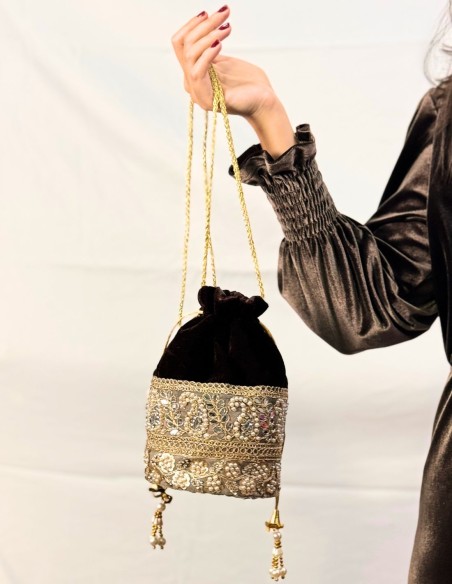 Bombonera de terciopelo marrón con detalles de perlas y pedrería Bombonera de terciopelo marrón con detalles de perlas y pedrería