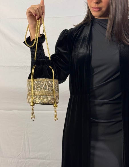 Boîte en velours noir avec strass et perles