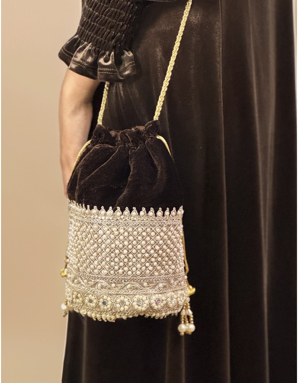 Boîte en velours marron avec perles et détails plaqués or