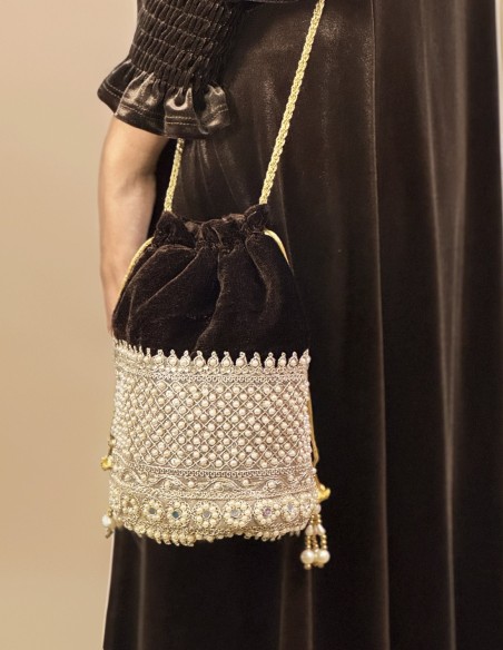 Brown velvet bonbonniere with pearls and golden details