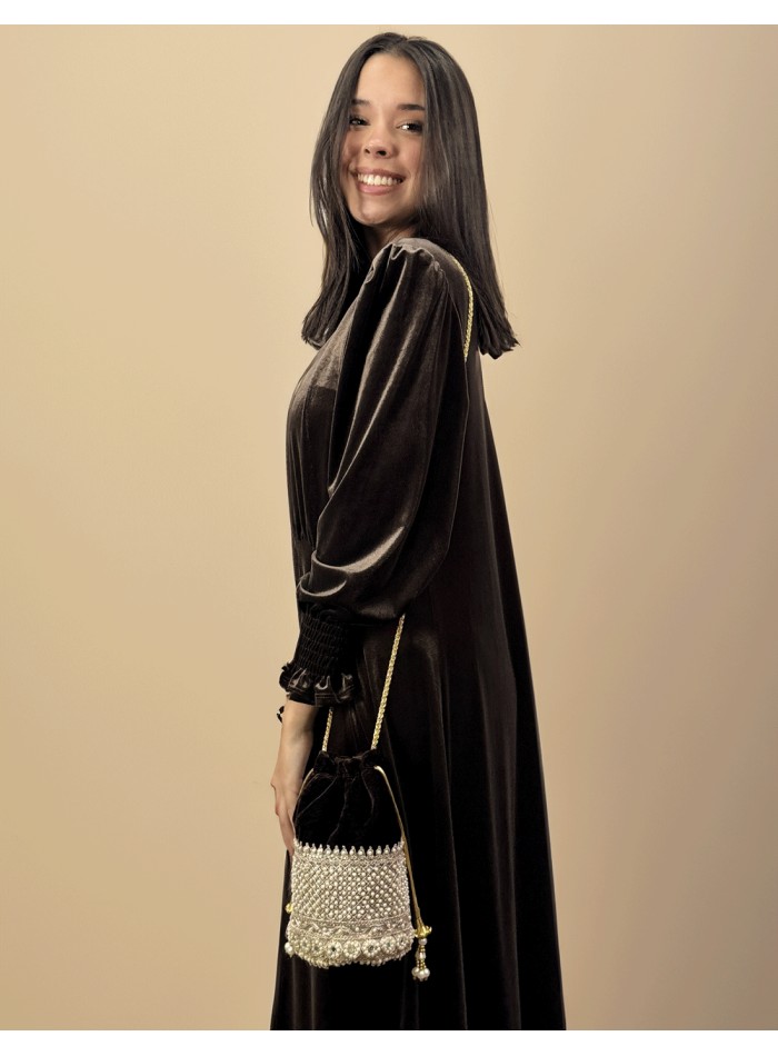 Boîte en velours marron avec perles et détails...