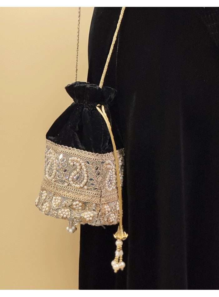 Bombonera de terciopelo negro con pedrería y perlas