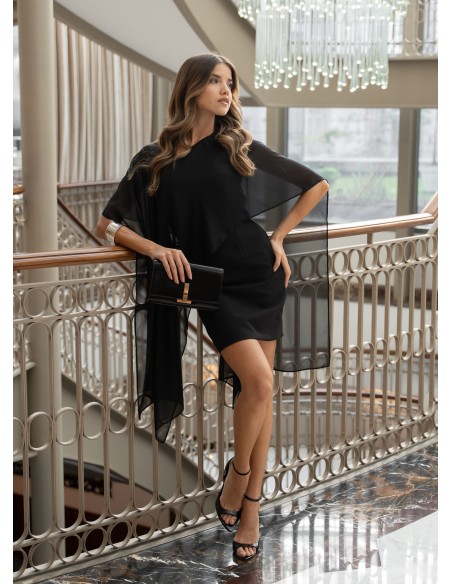 Robe de soirée noire courte avec encolure asymétrique et cape