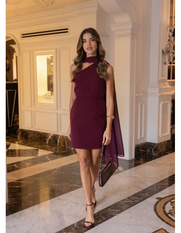Vestido corto para invitada con escote asimétrico burdeos y chal