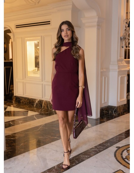 Robe d'invité courte à encolure asymétrique bordeaux avec châle