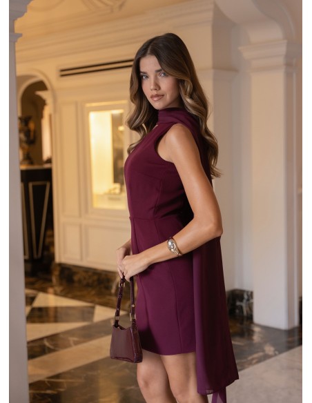 Vestido corto para invitada con escote asimétrico burdeos y chal para evento