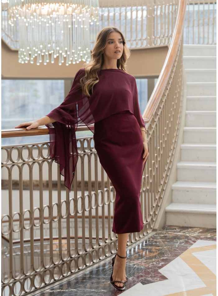 Vestido midi con escote asimétrico burdeos y capa de gasa