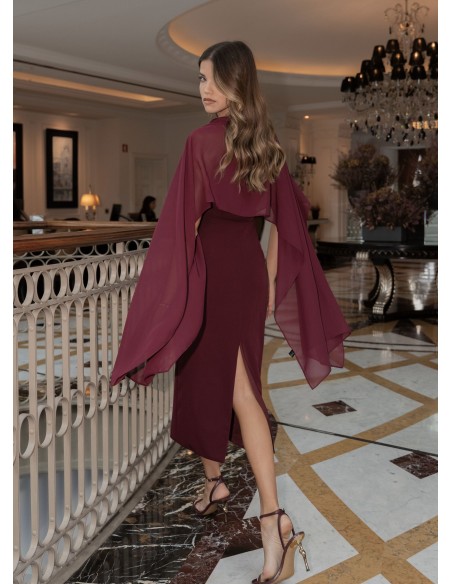 Robe midi bourgogne avec encolure asymétrique et cape en mousseline de soie