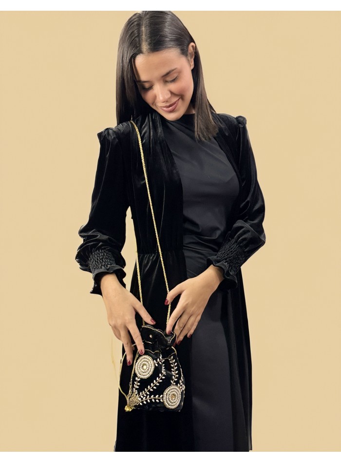 Bombonera de terciopelo pequeña con flores boradas